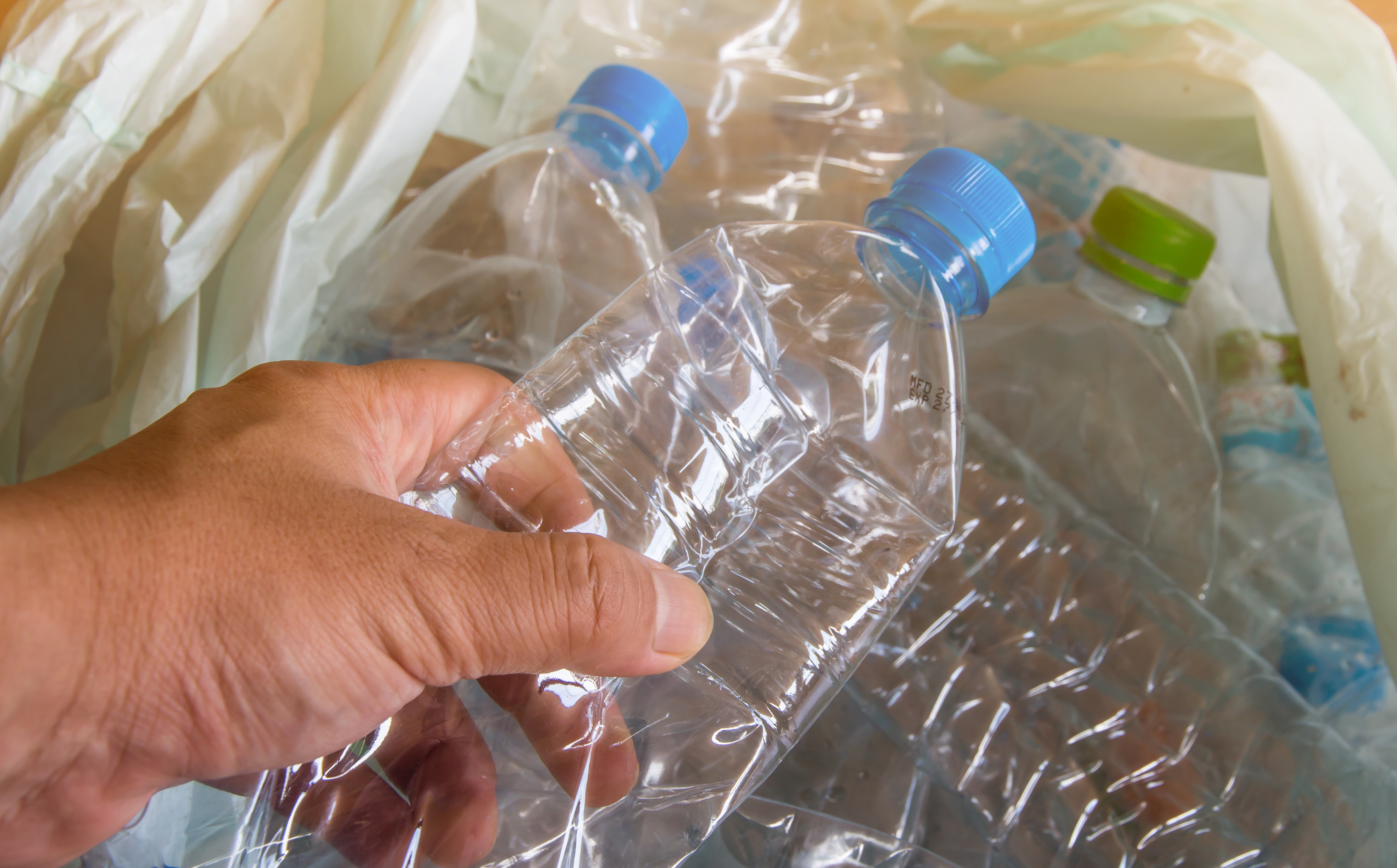 Bottiglie di plastica: come differenziarle in maniera corretta - Miramare  Service